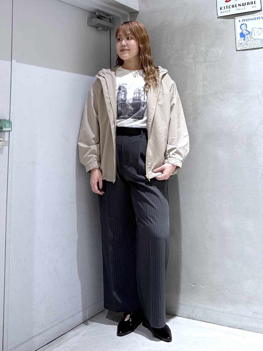 グレー系のその他パンツ、ブラック系のパンプス、ホワイト系のTシャツ/カットソーを着用したレディースの秋コーディネートの2枚目の写真