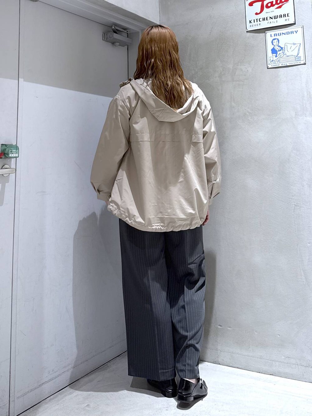 グレー系のその他パンツ、ブラック系のパンプス、ホワイト系のTシャツ/カットソーを着用したレディースの秋コーディネートの4枚目の写真