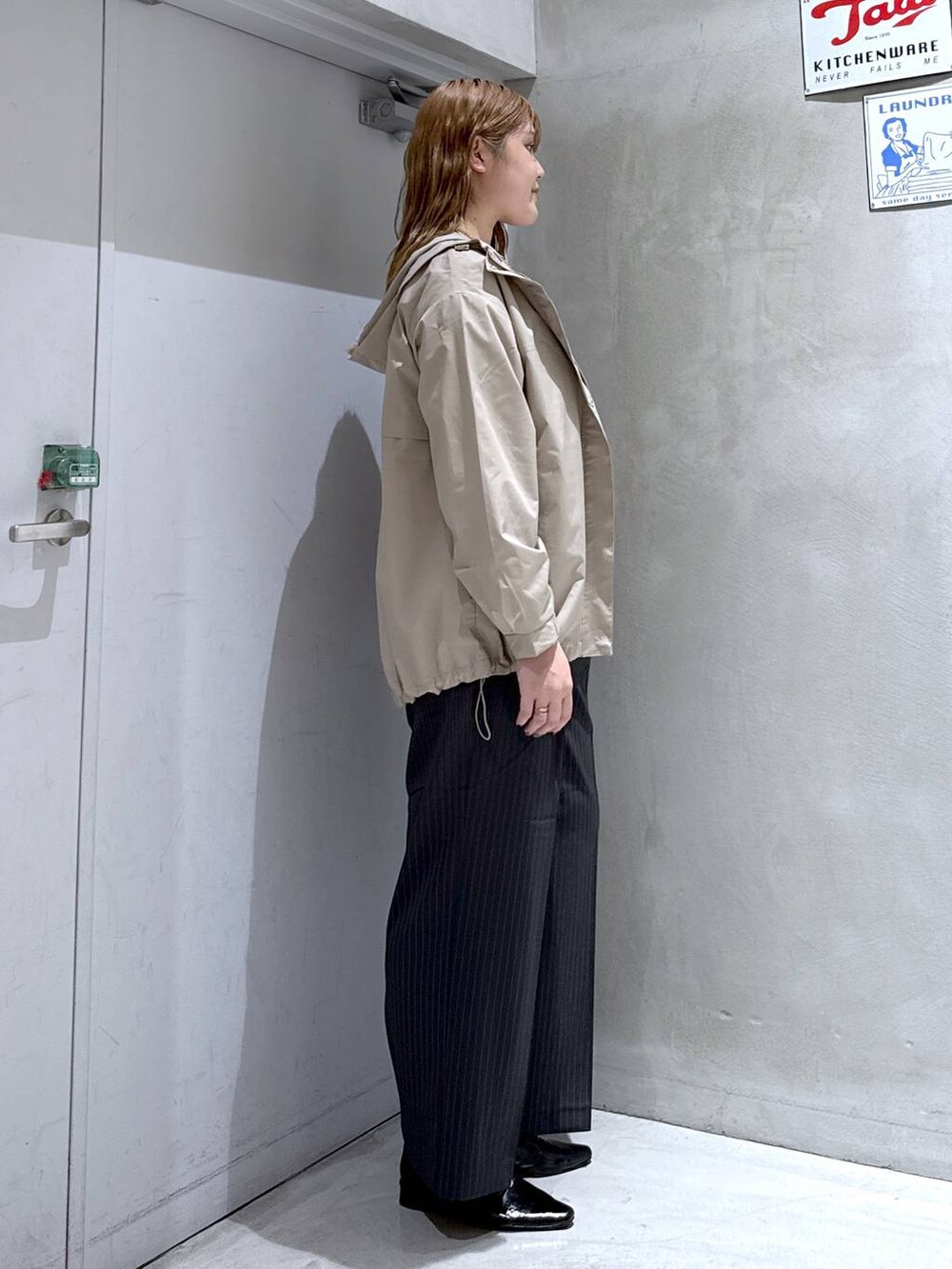 グレー系のその他パンツ、ブラック系のパンプス、ホワイト系のTシャツ/カットソーを着用したレディースの秋コーディネートの3枚目の写真