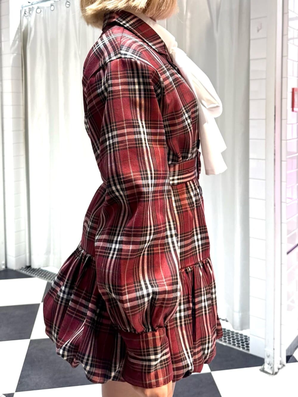 ホワイト系のシャツ/ブラウス、レッド系のワンピース、レッド系のショルダーバッグを着用したレディースの秋コーディネートの6枚目の写真