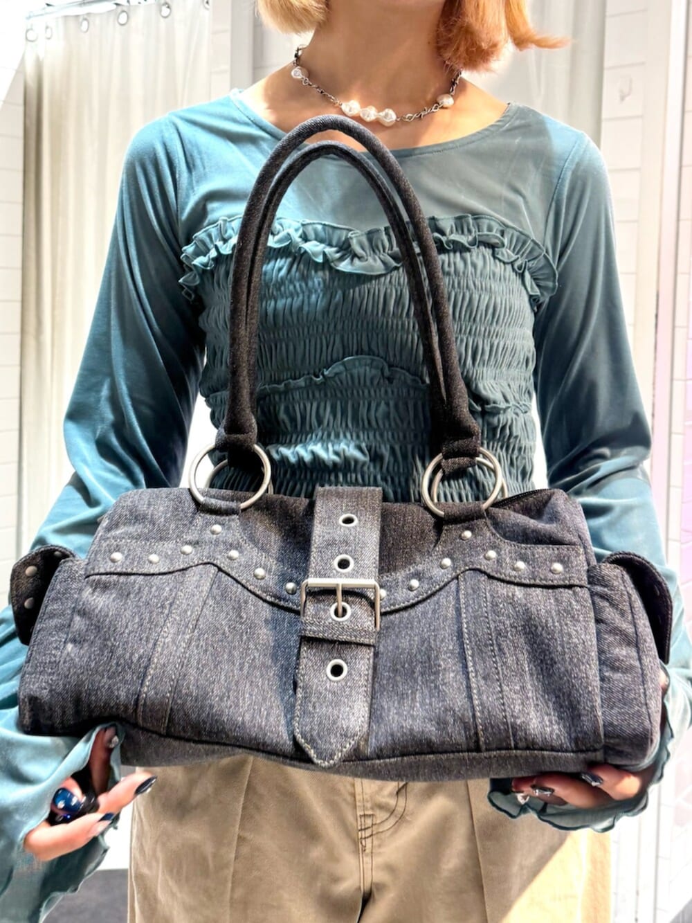 ブラック系のサンダル、ブラック系のボストンバッグ、グリーン系のTシャツ/カットソーを着用したレディースの秋コーディネートの6枚目の写真