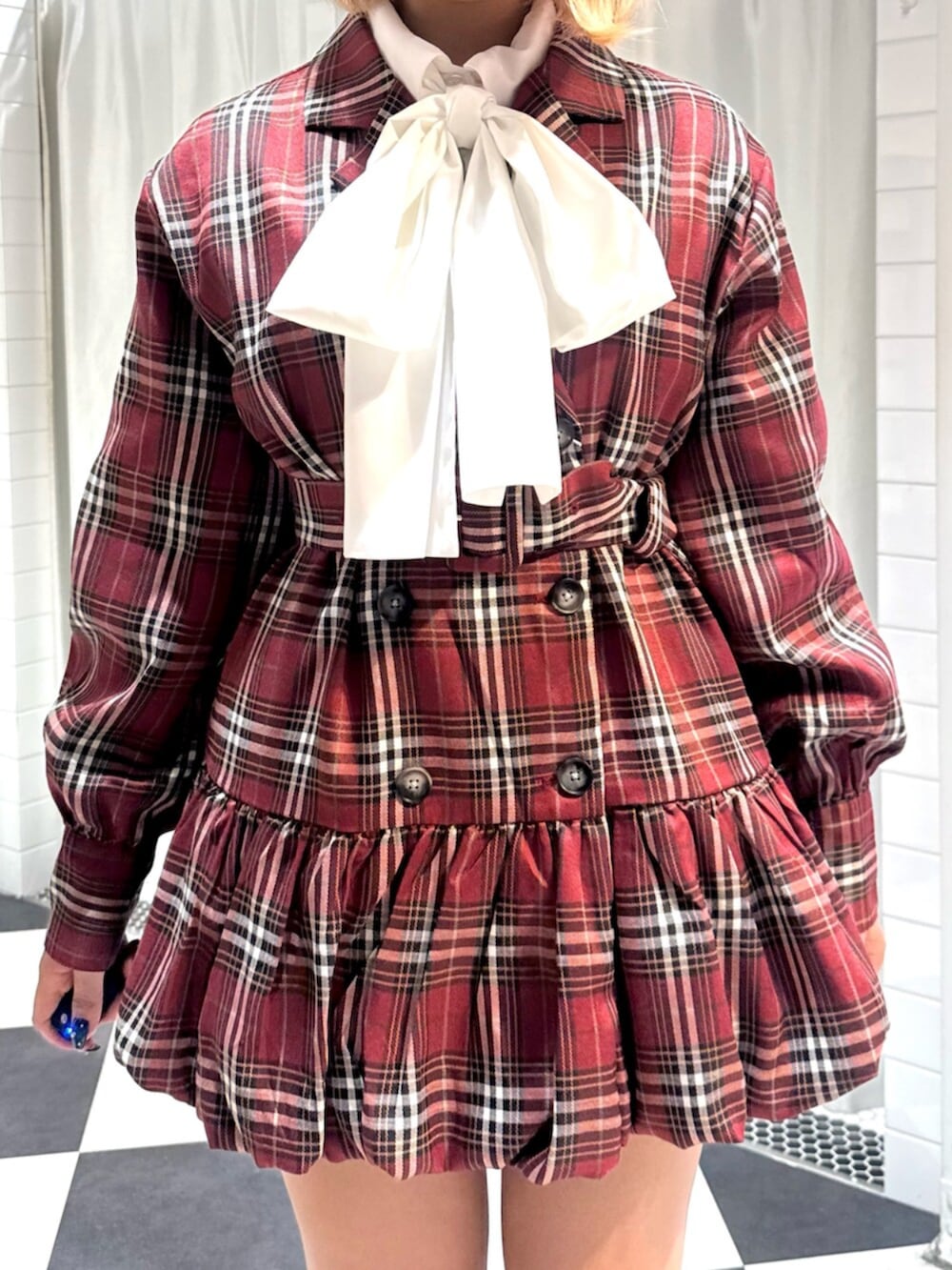 ホワイト系のシャツ/ブラウス、レッド系のワンピース、レッド系のショルダーバッグを着用したレディースの秋コーディネートの5枚目の写真