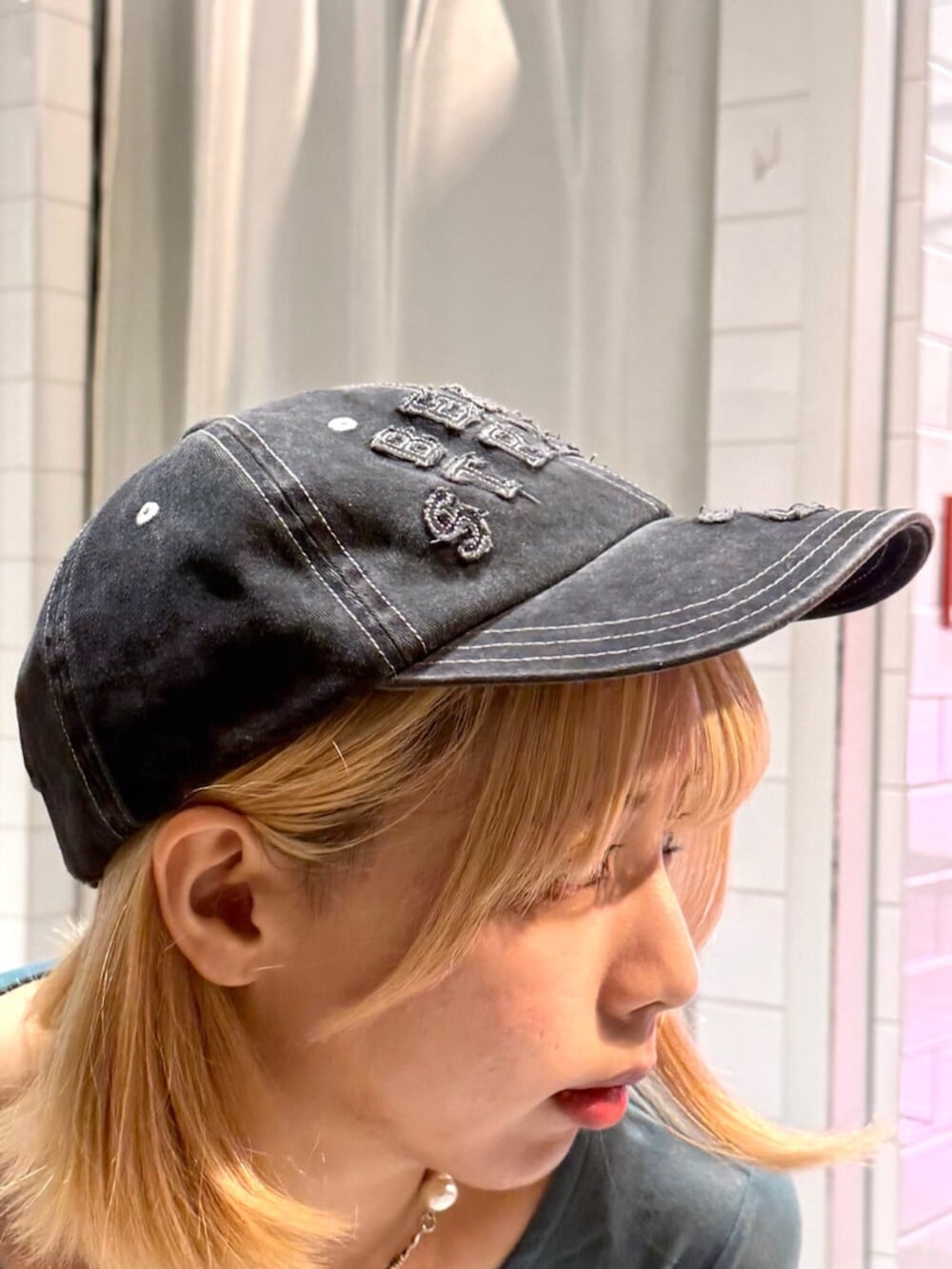 ブラック系のサンダル、ブラック系のボストンバッグ、グリーン系のTシャツ/カットソーを着用したレディースの秋コーディネートの8枚目の写真