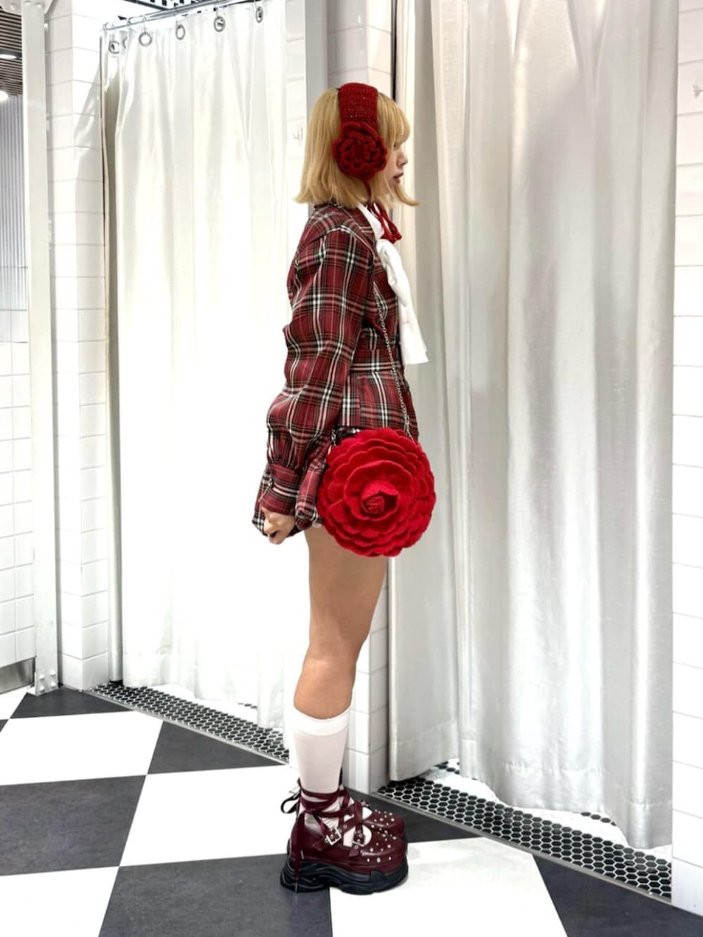 ホワイト系のシャツ/ブラウス、レッド系のワンピース、レッド系のショルダーバッグを着用したレディースの秋コーディネートの4枚目の写真