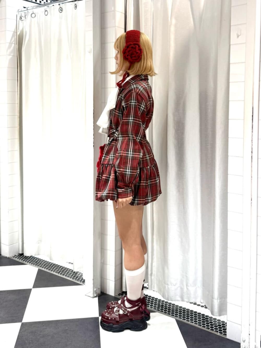 ホワイト系のシャツ/ブラウス、レッド系のワンピース、レッド系のショルダーバッグを着用したレディースの秋コーディネートの2枚目の写真