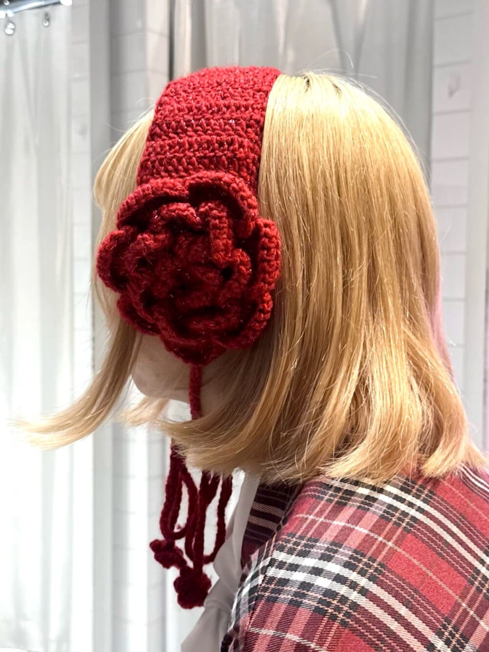 ホワイト系のシャツ/ブラウス、レッド系のワンピース、レッド系のショルダーバッグを着用したレディースの秋コーディネートの7枚目の写真