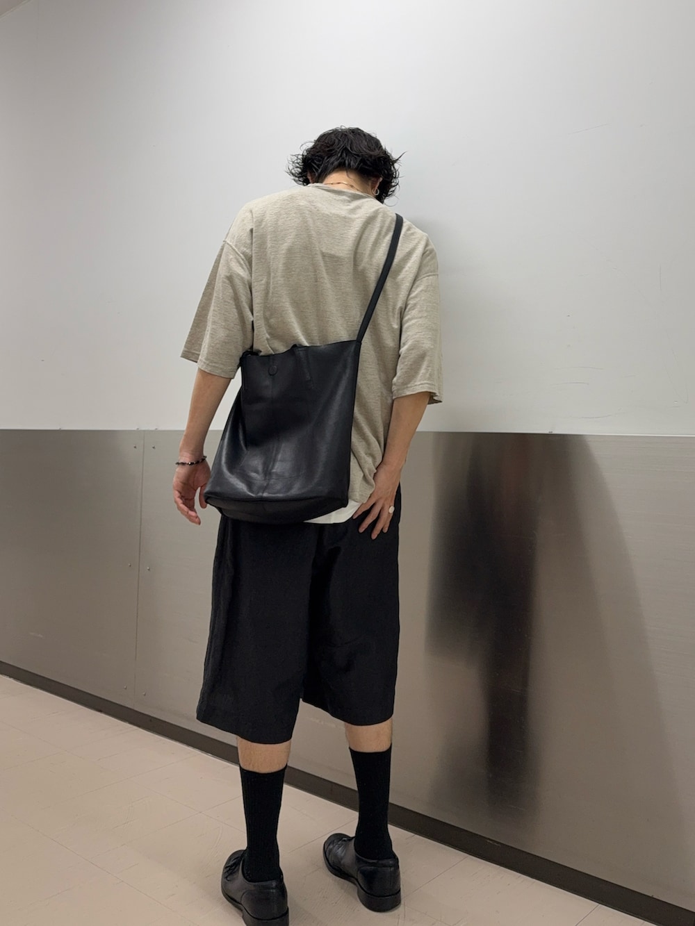 ホワイト系のTシャツ/カットソー、ブラック系のその他パンツ、ブラック系のトートバッグを着用したメンズの夏コーディネートの2枚目の写真
