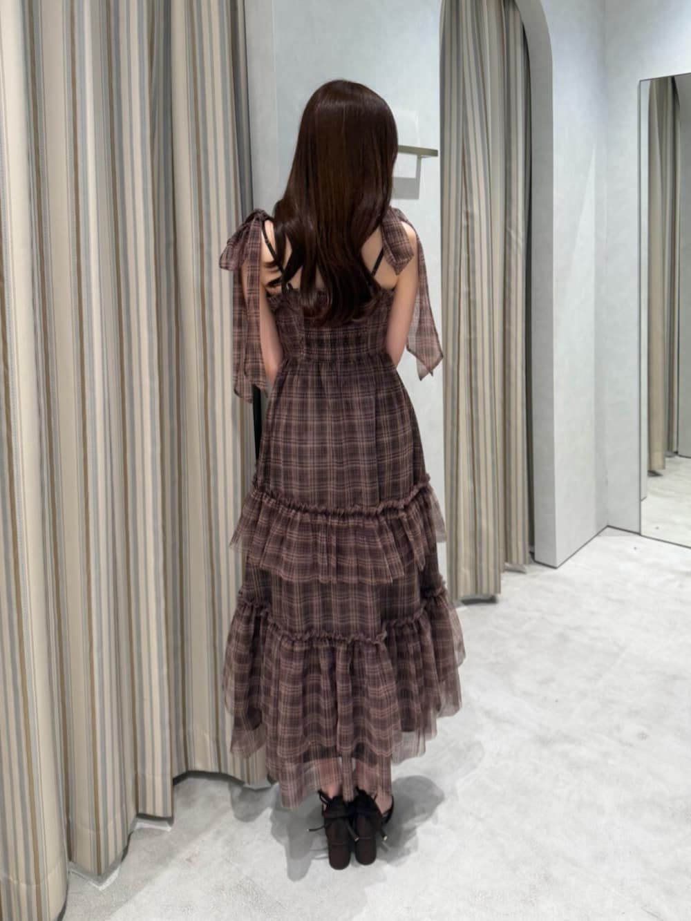 ブラウン系のワンピース、ブラウン系のパンプスを着用したレディースの夏コーディネートの3枚目の写真