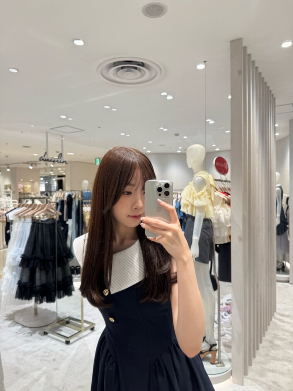 ブルー系のワンピース、ブラック系のパンプスを着用したレディースの夏コーディネートの6枚目の写真