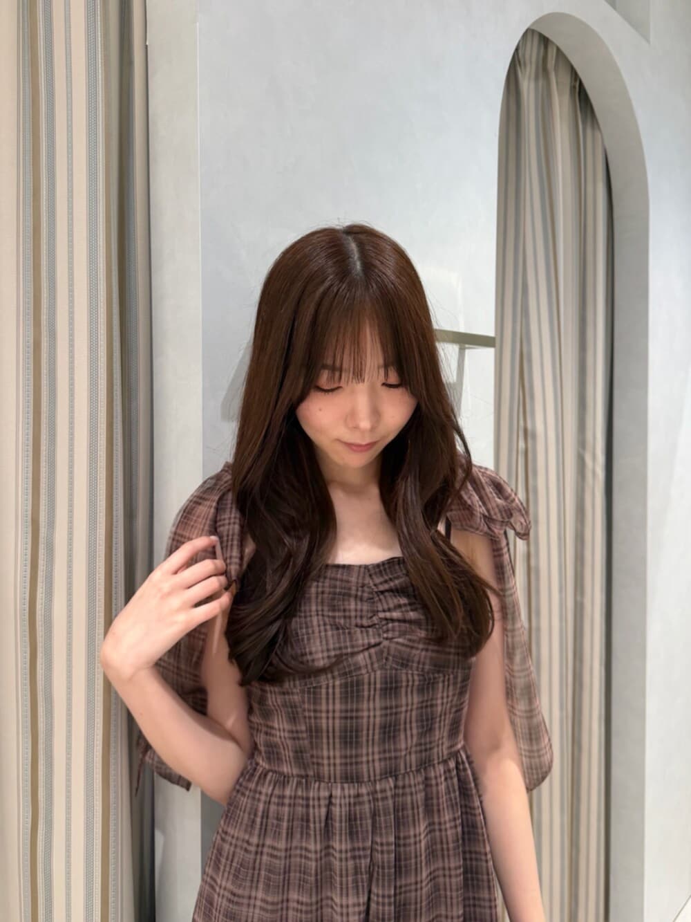 ブラウン系のワンピース、ブラウン系のパンプスを着用したレディースの夏コーディネートの5枚目の写真