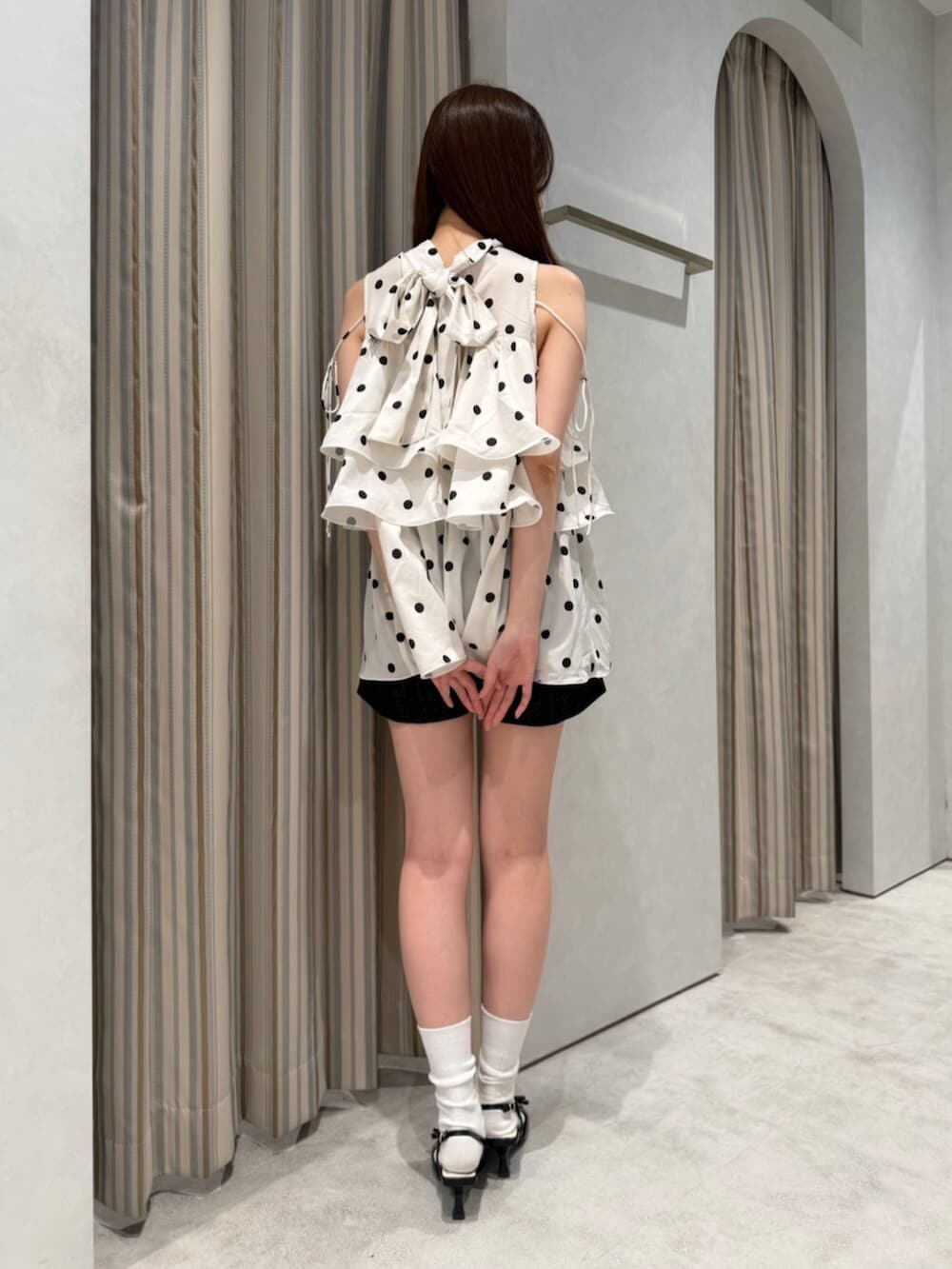 ブラック系のパンプス、その他のシャツ/ブラウス、ブラック系のその他パンツを着用したレディースの夏コーディネートの3枚目の写真