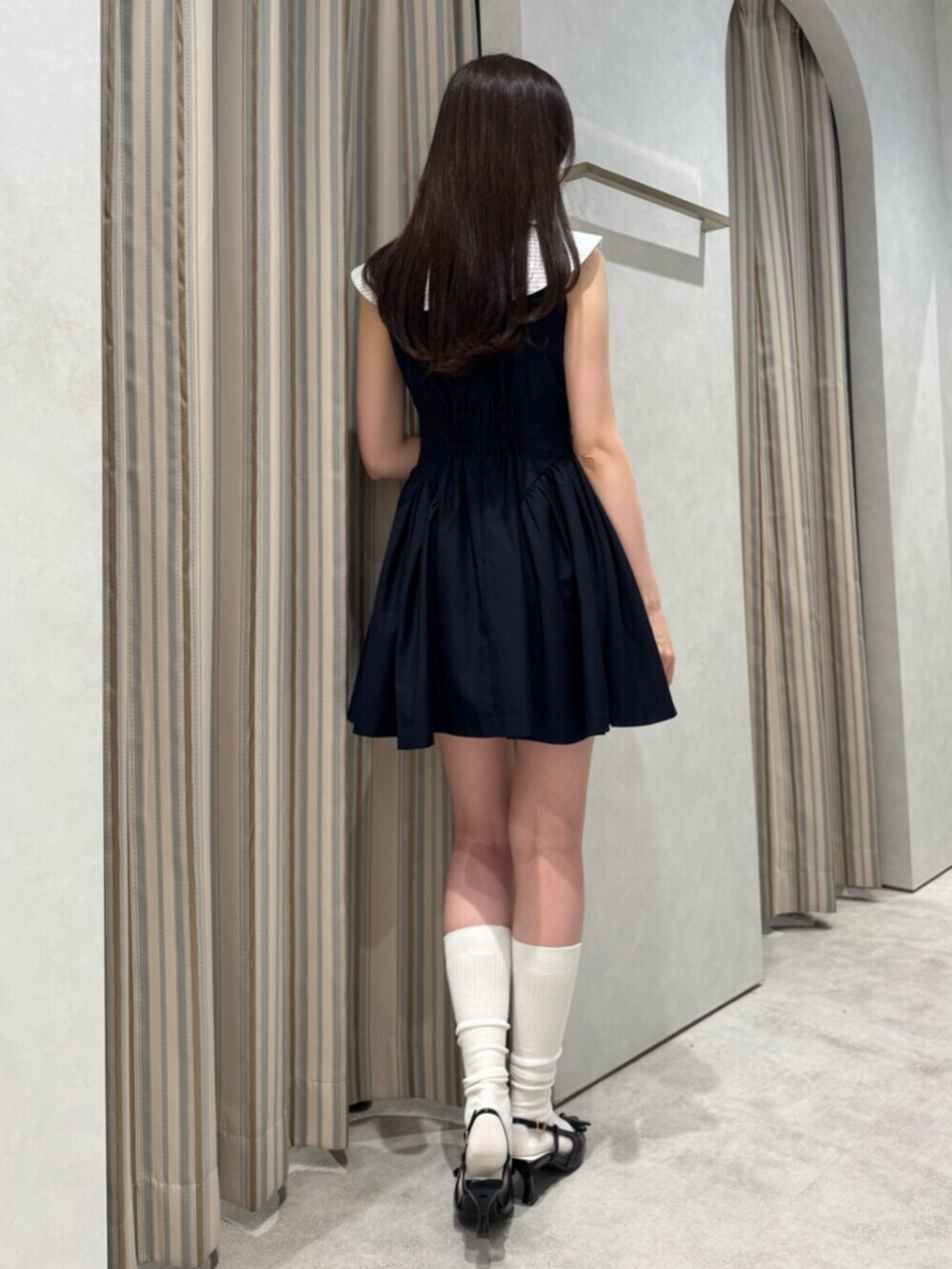 ブルー系のワンピース、ブラック系のパンプスを着用したレディースの夏コーディネートの4枚目の写真