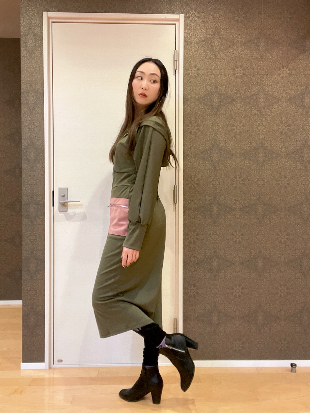 ブラック系のブーツ、その他のワンピース/ドレス、ブラック系のライダースジャケットを着用したレディースの冬コーディネートの3枚目の写真