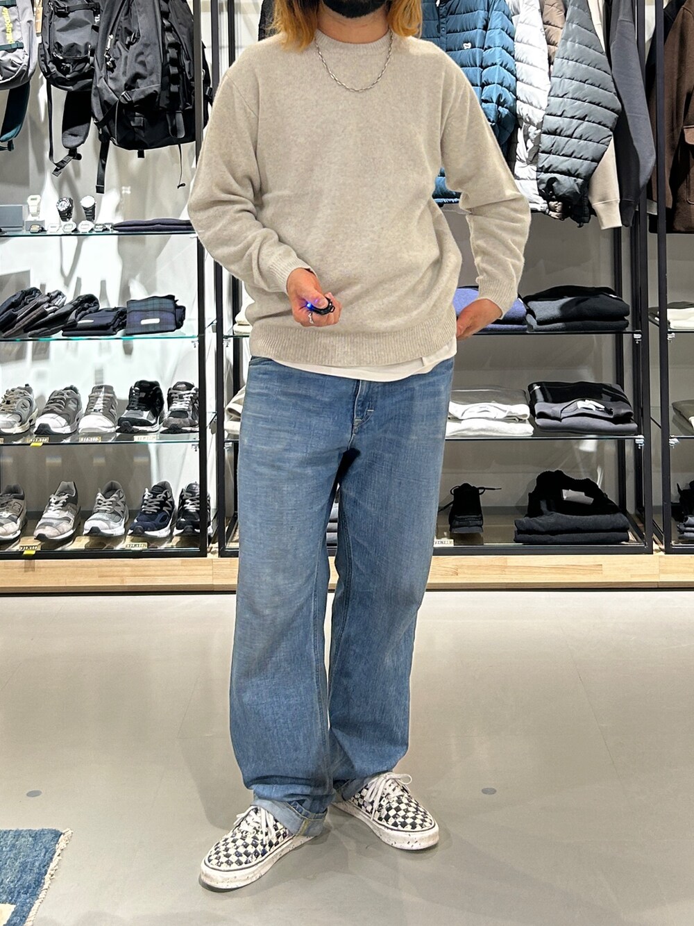 ブルー系のデニムパンツ、グレー系のその他アウター、ホワイト系のニット/セーターを着用したメンズの冬コーディネートの2枚目の写真