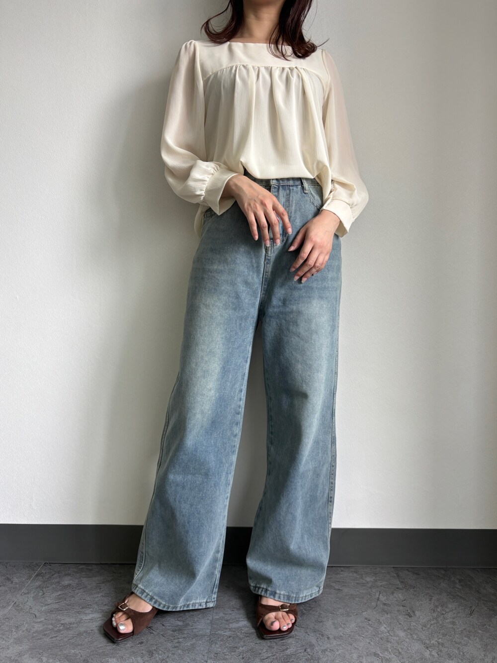 ブルー系のデニムパンツ、ホワイト系のシャツ/ブラウスを着用したレディースの夏コーディネートの2枚目の写真