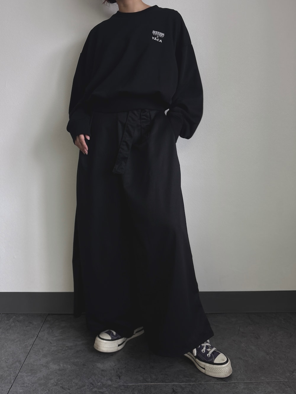 ブラック系のその他パンツを着用したレディースの夏コーディネートの2枚目の写真
