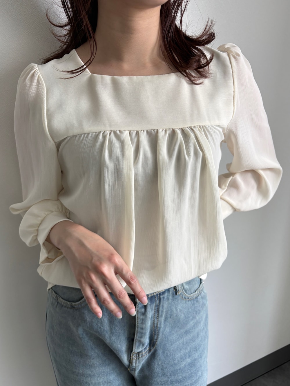 ブルー系のデニムパンツ、ホワイト系のシャツ/ブラウスを着用したレディースの夏コーディネートの4枚目の写真