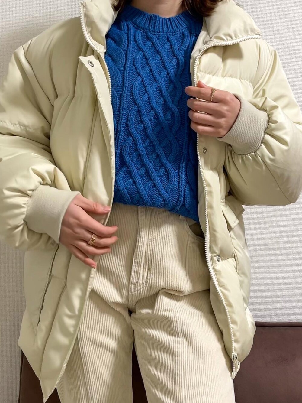 「冬コーデ、ホワイトコーデ、ホワイトパンツ、ホワイト×ブルー、ホワイトダウン、おしゃれさんと繋がりたい、低身長コーデ、カジュアル、ニット、きれいめカジュアル、コーデュロイ、コーデュロイパンツ、ゆるコーデ」｜「OZOCの◆【洗える】クルーネックケーブルニット（ニット/セーター、ブルー系）」を使った、Mamiさん（レディース・154cm）の冬コーディネートの2枚目の写真