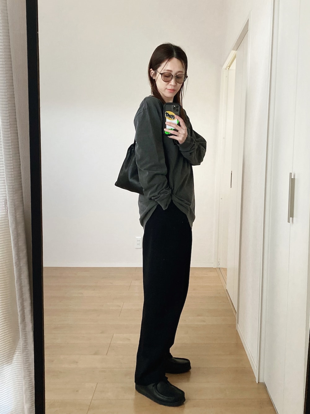 グレー系のTシャツ/カットソー、ブラック系のハンドバッグ、ブラック系のその他パンツを着用したレディースの春コーディネートの3枚目の写真