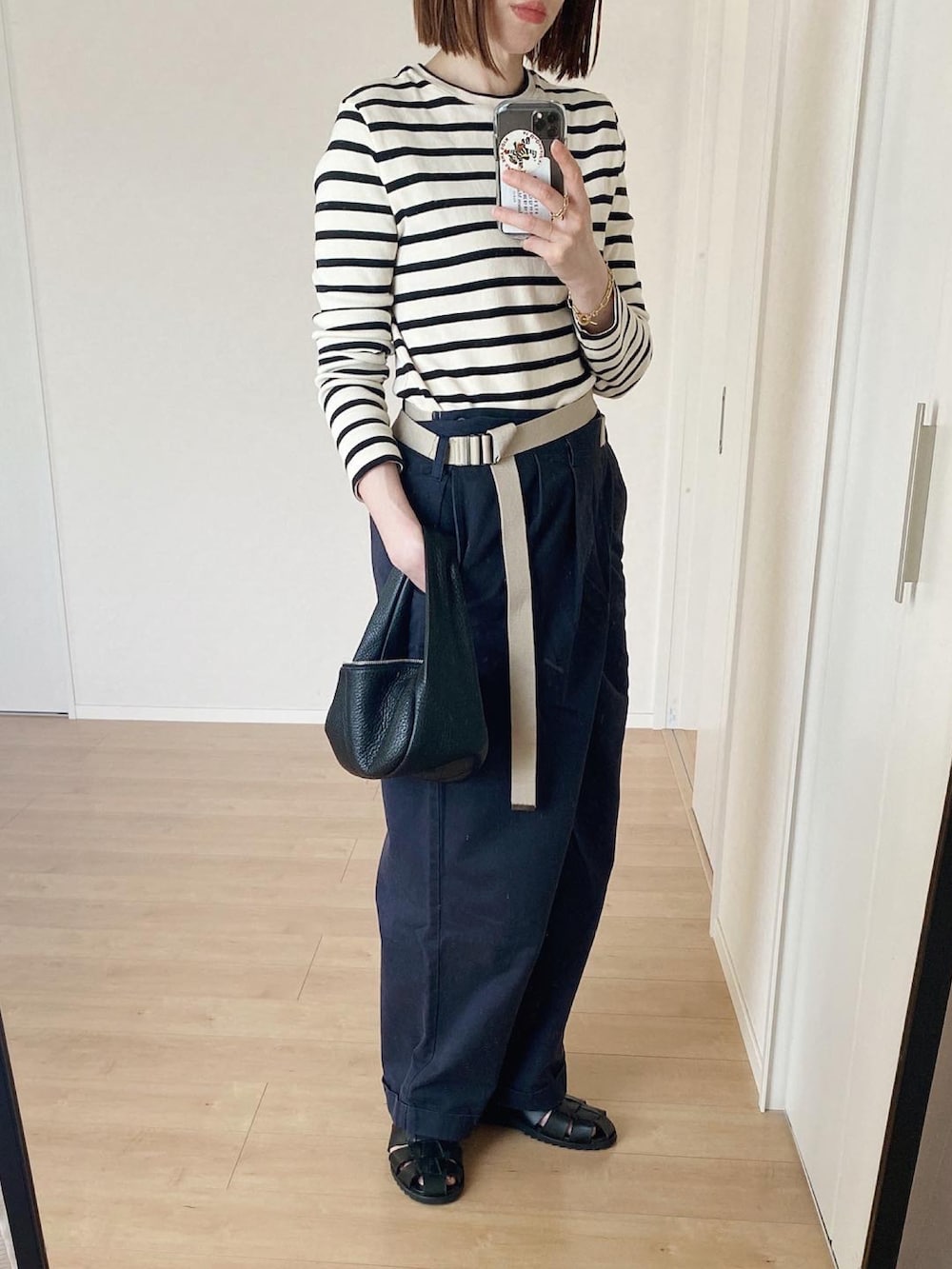 その他のTシャツ/カットソー、ブラック系のハンドバッグ、ブルー系のチノパンツを着用したレディースの夏コーディネートの2枚目の写真