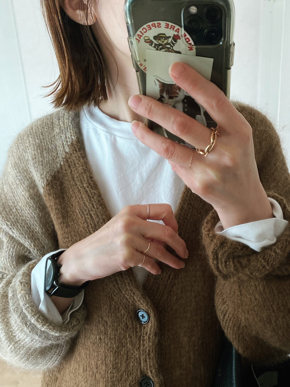 ベージュ系のニット/セーター、ブラック系のその他パンツ、ブラック系のブーツを着用したレディースの冬コーディネートの2枚目の写真