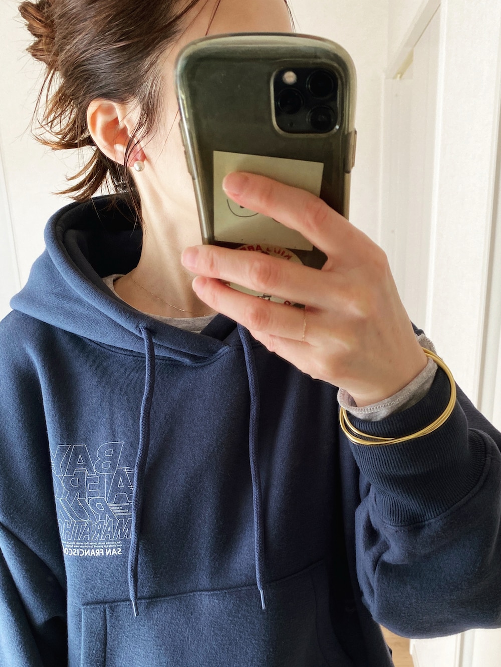 ブルー系のパーカー、ブラック系のその他パンツ、ブラック系のスニーカーを着用したレディースの冬コーディネートの3枚目の写真