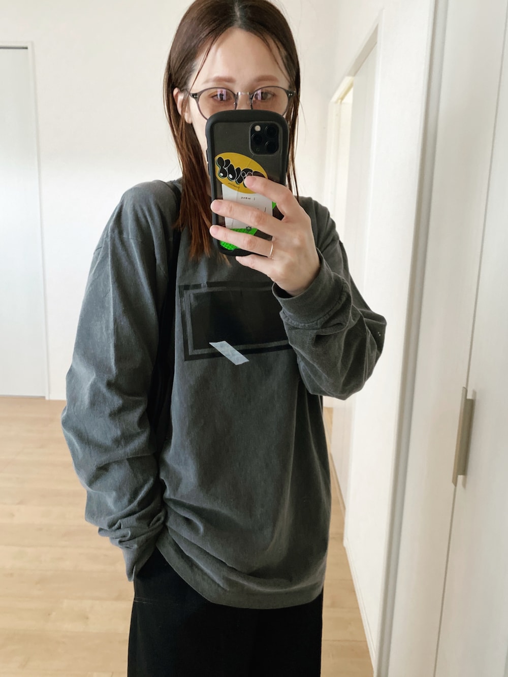 グレー系のTシャツ/カットソー、ブラック系のハンドバッグ、ブラック系のその他パンツを着用したレディースの春コーディネートの4枚目の写真