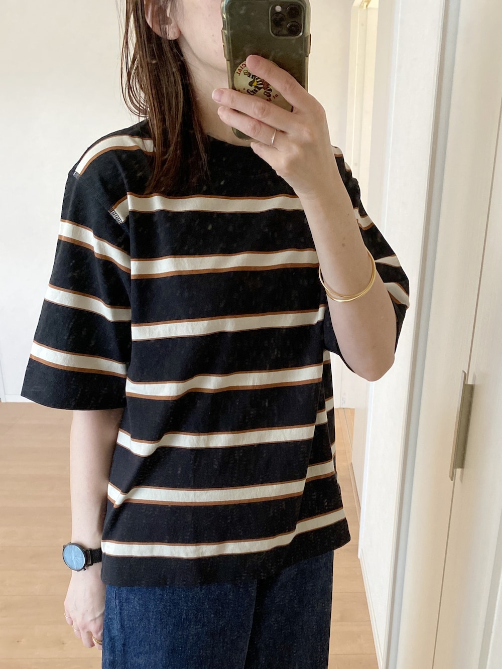 グレー系のTシャツ/カットソー、ブルー系のデニムパンツ、ブラック系のモカシン/デッキシューズを着用したレディースの秋コーディネートの3枚目の写真
