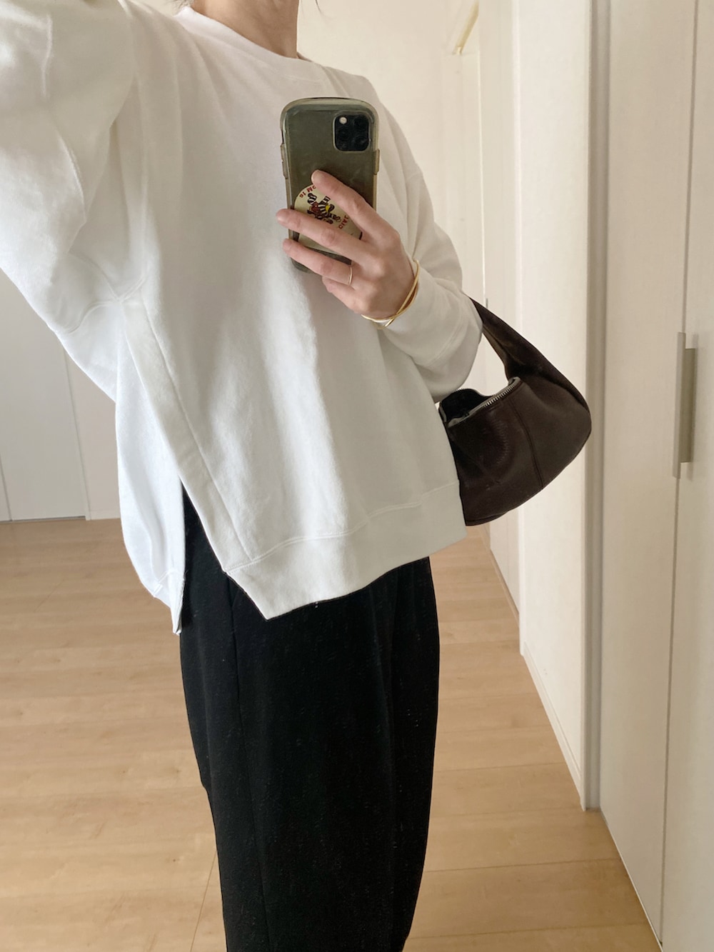 ホワイト系のTシャツ/カットソー、レッド系のハンドバッグ、ブラック系のその他パンツを着用したレディースの秋コーディネートの4枚目の写真
