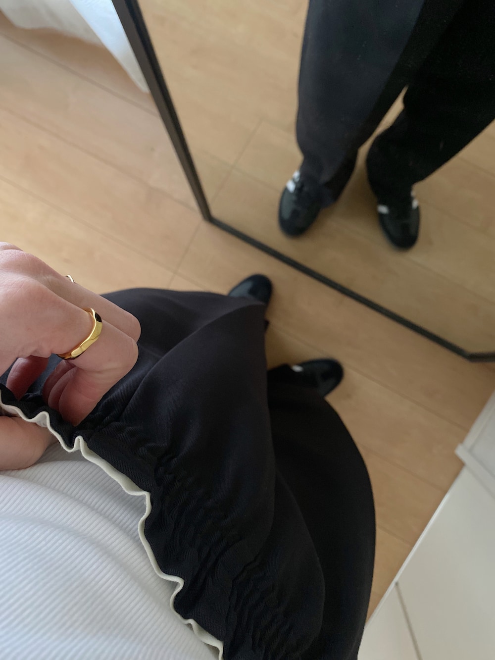 ホワイト系のTシャツ/カットソー、ブラック系のハンドバッグ、ブラック系のスラックスを着用したレディースの春コーディネートの4枚目の写真