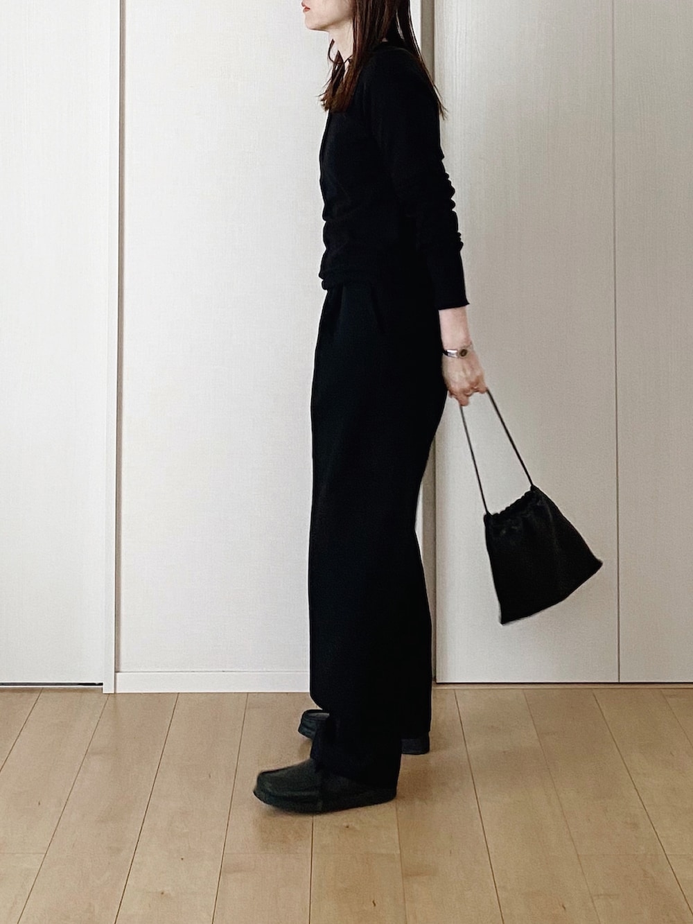 「春コーデ、オールブラック、ママコーデ、オトナカジュアル、ショルダーバッグ、ヘンリーネック、スラックス、clarks」｜「journal standard L'essageのソフトコットンプルオーバー（ニット/セーター、ブラック系）」を使った、himarisoさん（レディース・164cm）の春コーディネートの5枚目の写真