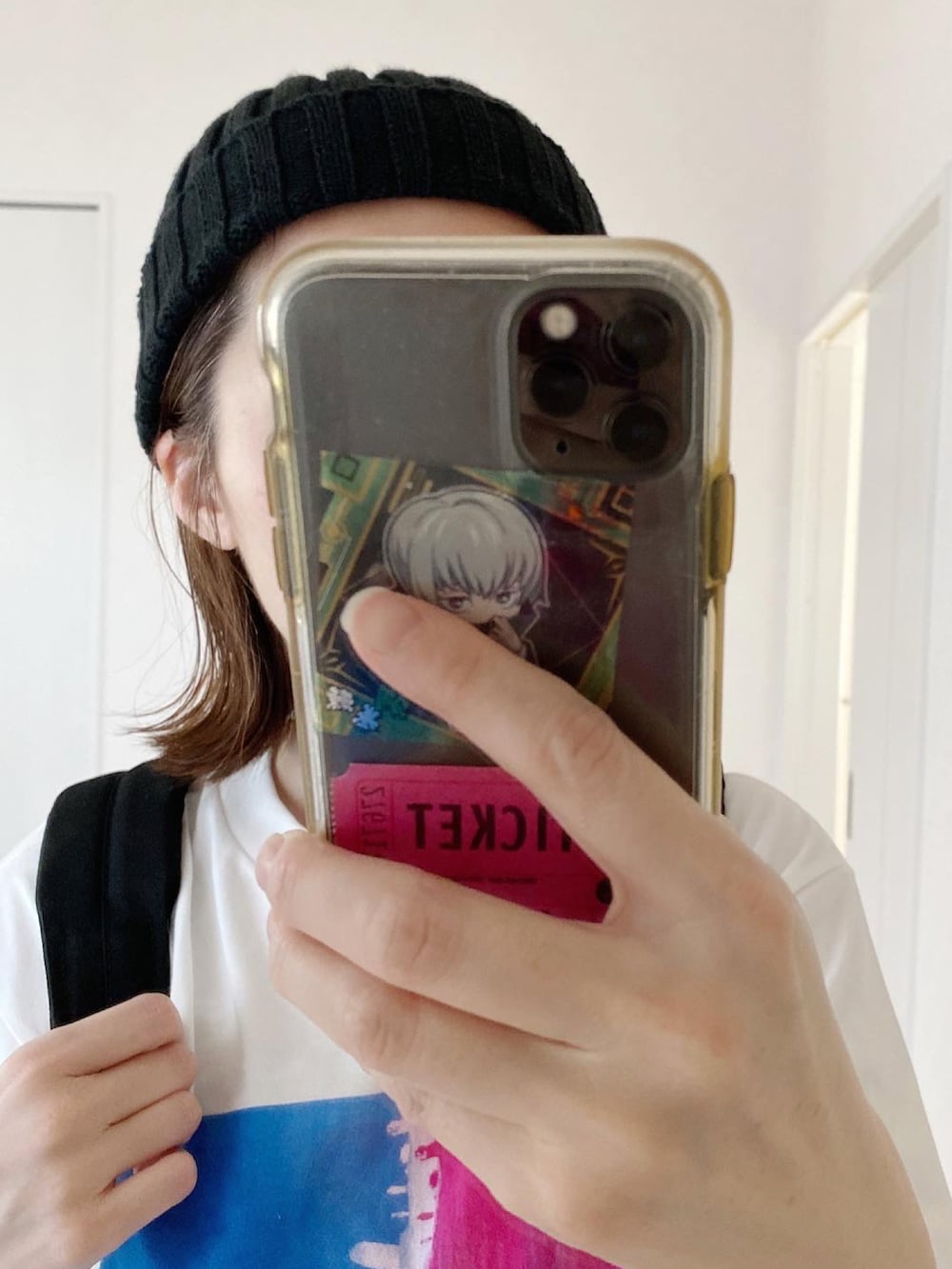 ブラック系のバックパック/リュック、ホワイト系のTシャツ/カットソー、ブルー系のデニムパンツを着用したレディースの夏コーディネートの3枚目の写真