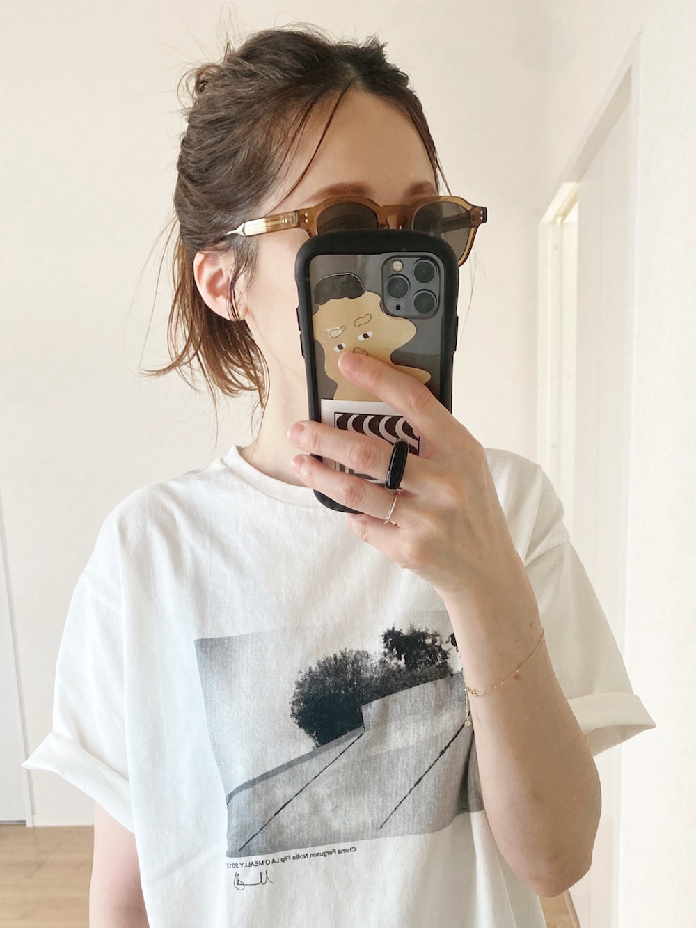 ホワイト系のTシャツ/カットソー、ベージュ系のその他パンツ、ホワイト系のかごバッグを着用したレディースの夏コーディネートの4枚目の写真