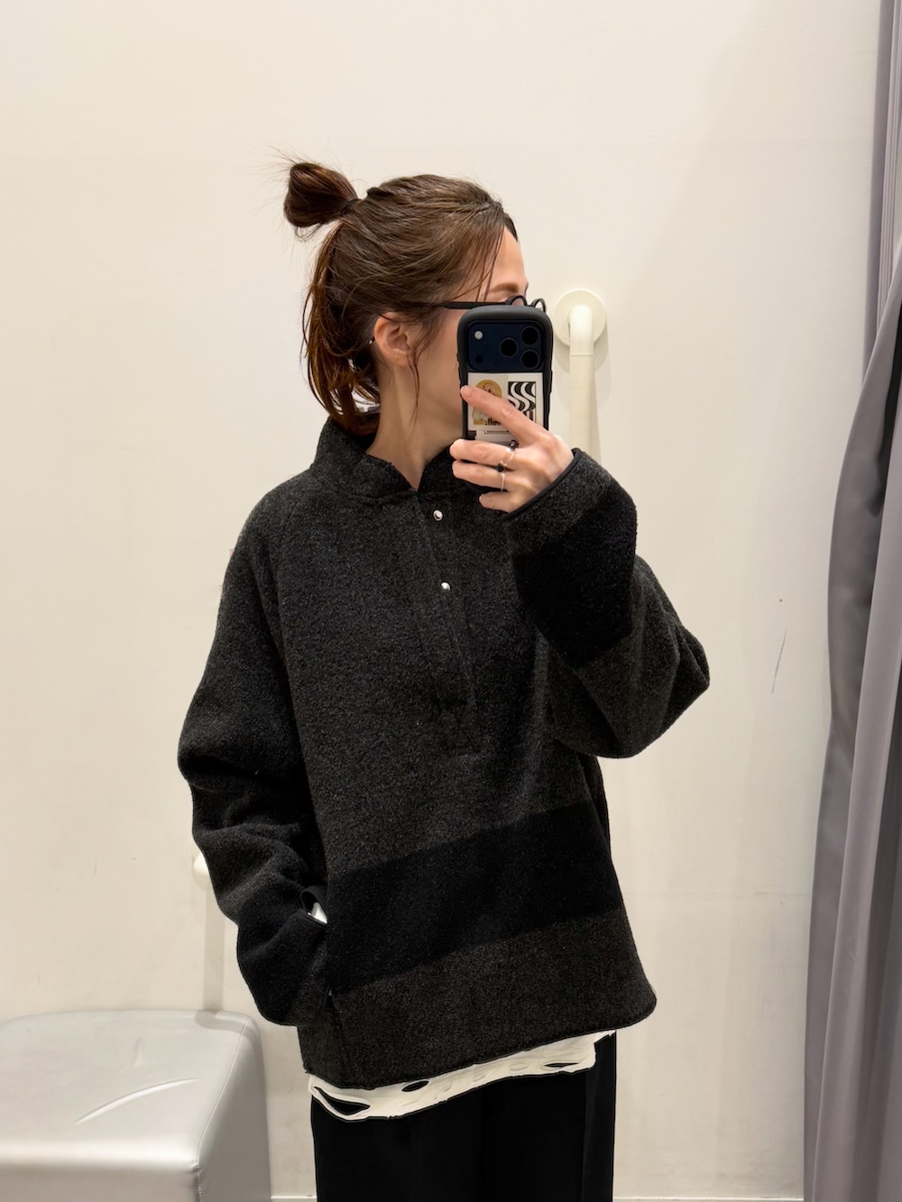 ホワイト系のTシャツ/カットソー、グレー系のその他アウター、ブラック系のその他パンツを着用したレディースの冬コーディネートの2枚目の写真