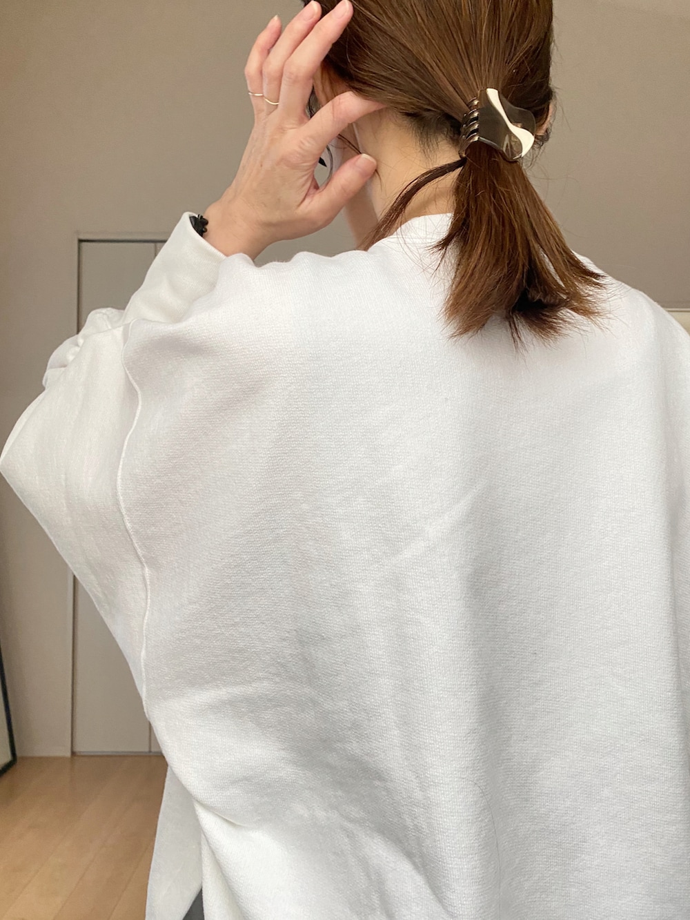 ホワイト系のTシャツ/カットソー、レッド系のハンドバッグ、ブラック系のその他パンツを着用したレディースの秋コーディネートの3枚目の写真