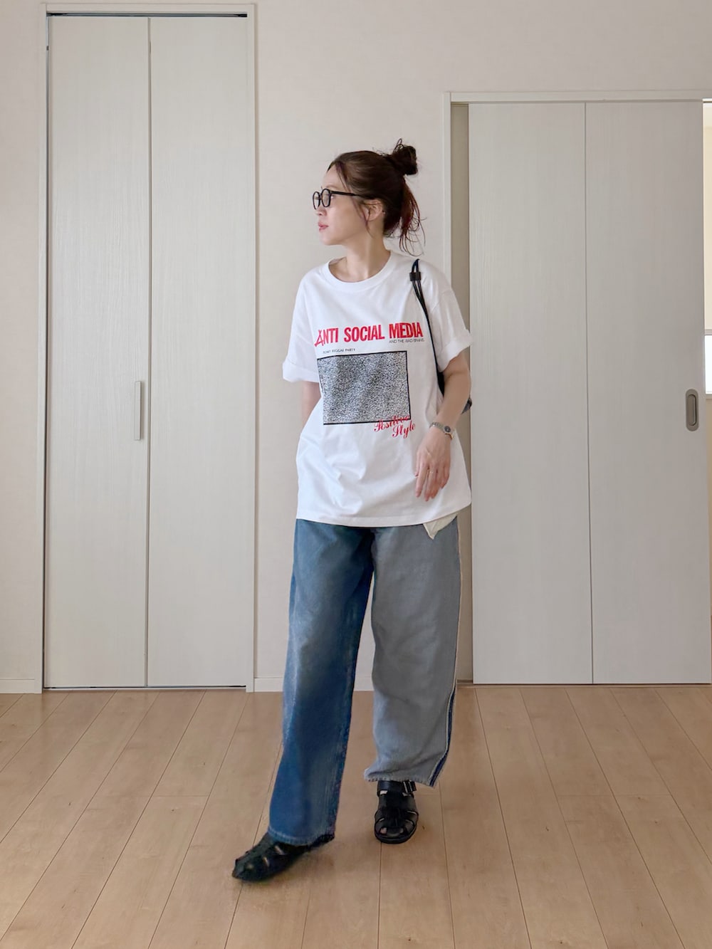 ホワイト系のTシャツ/カットソー、ブルー系のデニムパンツ、ブラック系のサンダルを着用したレディースの夏コーディネートの4枚目の写真