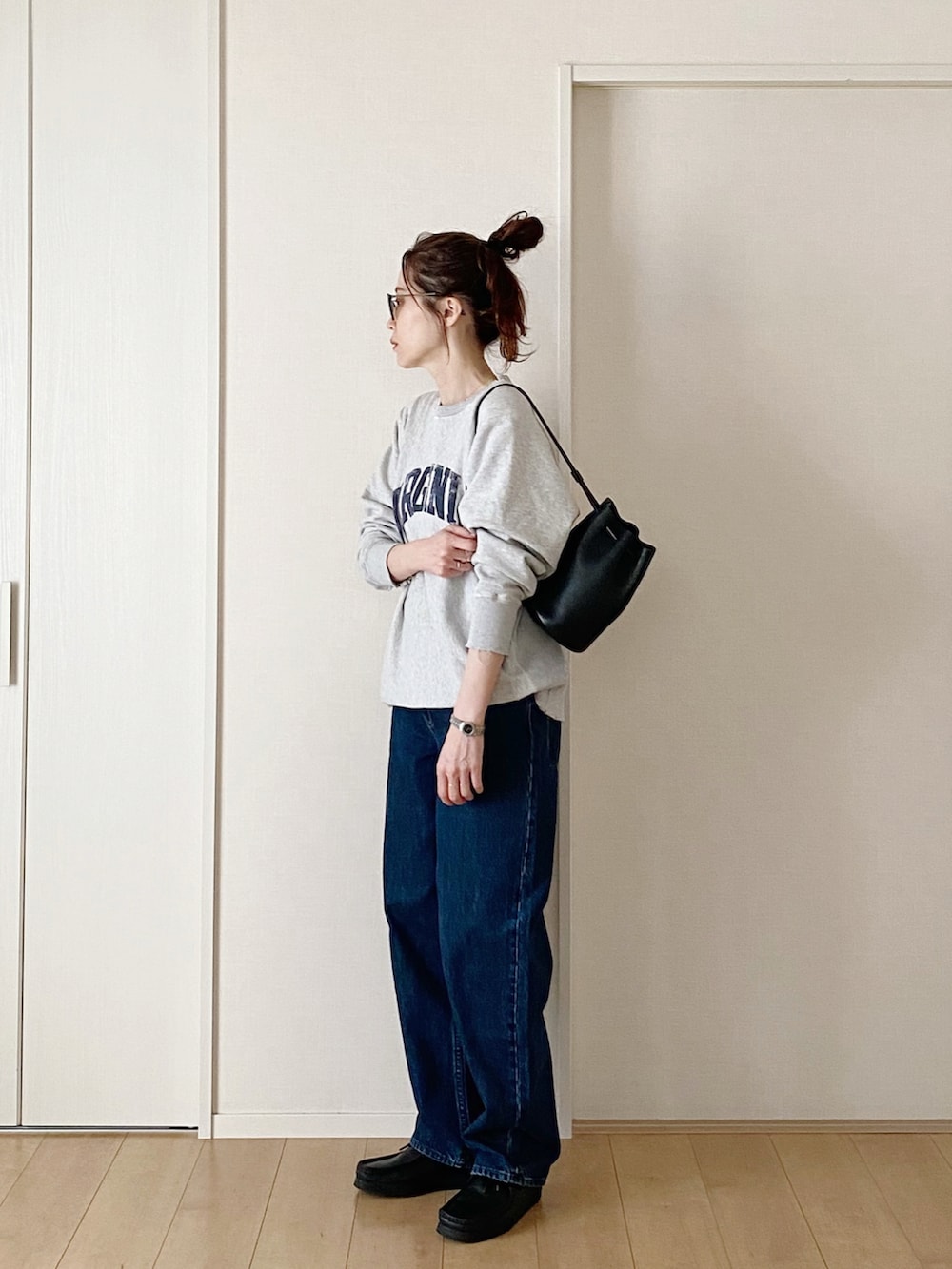 ブラック系のショルダーバッグ、ブラック系のモカシン/デッキシューズ、グレー系のスウェットを着用したレディースの冬コーディネートの3枚目の写真