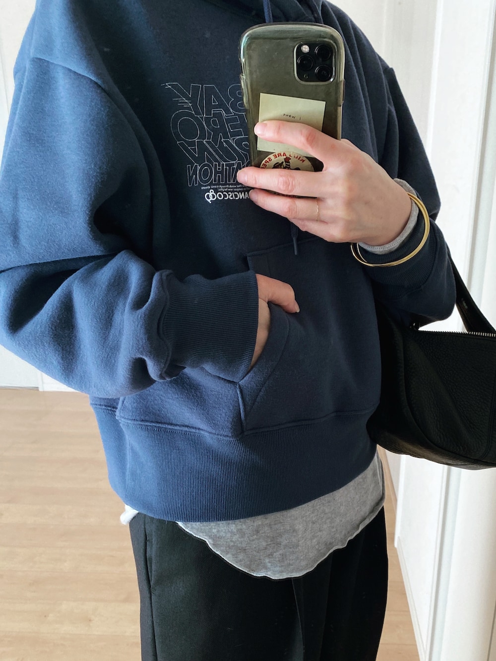 ブルー系のパーカー、ブラック系のその他パンツ、ブラック系のスニーカーを着用したレディースの冬コーディネートの4枚目の写真