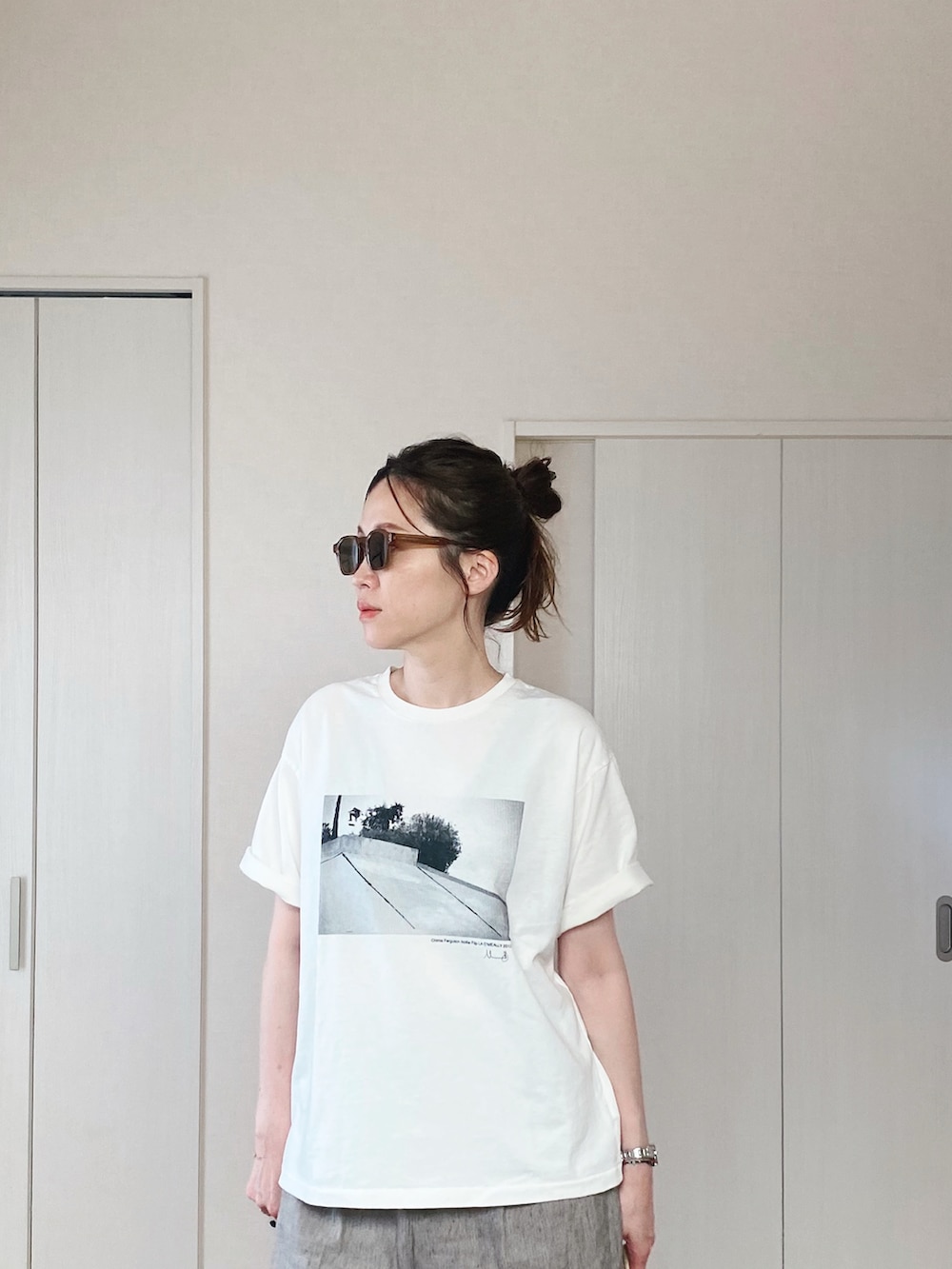 ホワイト系のTシャツ/カットソー、ベージュ系のその他パンツ、ホワイト系のかごバッグを着用したレディースの夏コーディネートの2枚目の写真