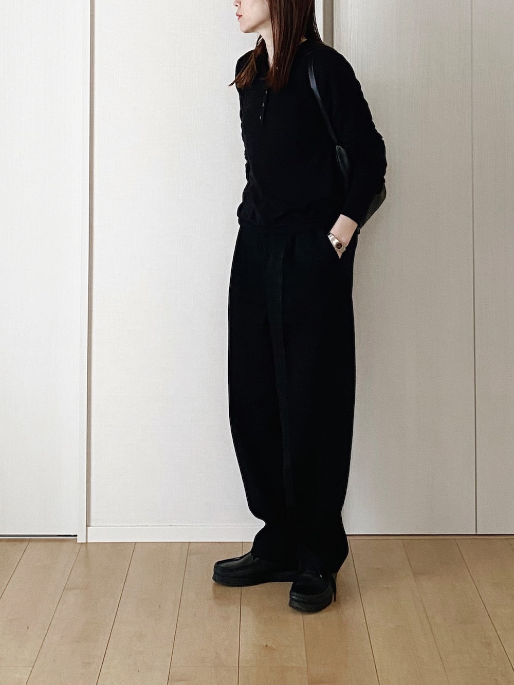 「春コーデ、オールブラック、ママコーデ、オトナカジュアル、ショルダーバッグ、ヘンリーネック、スラックス、clarks」｜「journal standard L'essageのソフトコットンプルオーバー（ニット/セーター、ブラック系）」を使った、himarisoさん（レディース・164cm）の春コーディネートの2枚目の写真
