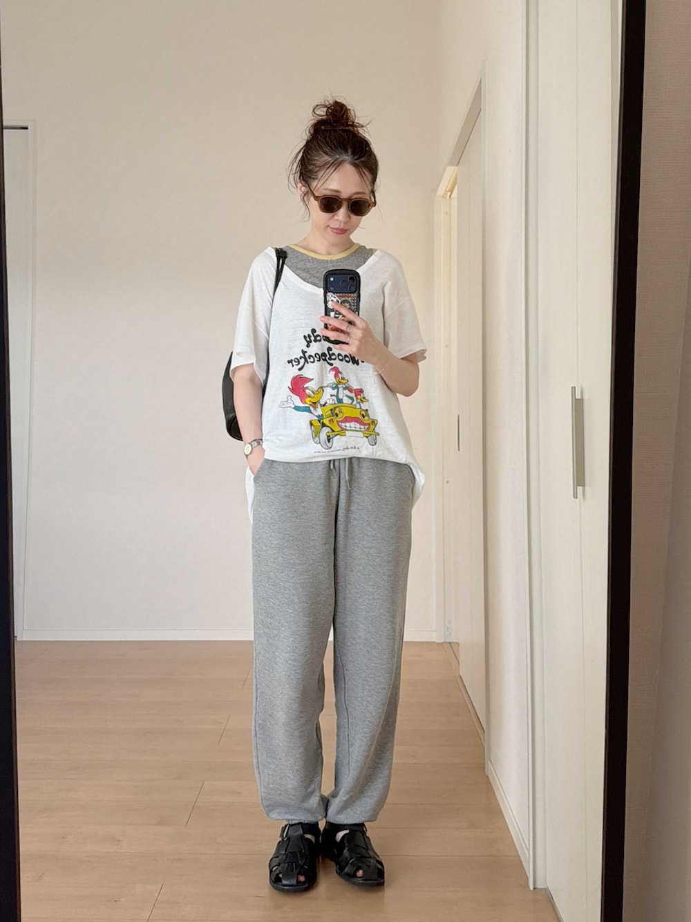 ホワイト系のTシャツ/カットソー、ピンク系のスウェットパンツ、ブラック系のサンダルを着用したレディースの夏コーディネートの3枚目の写真