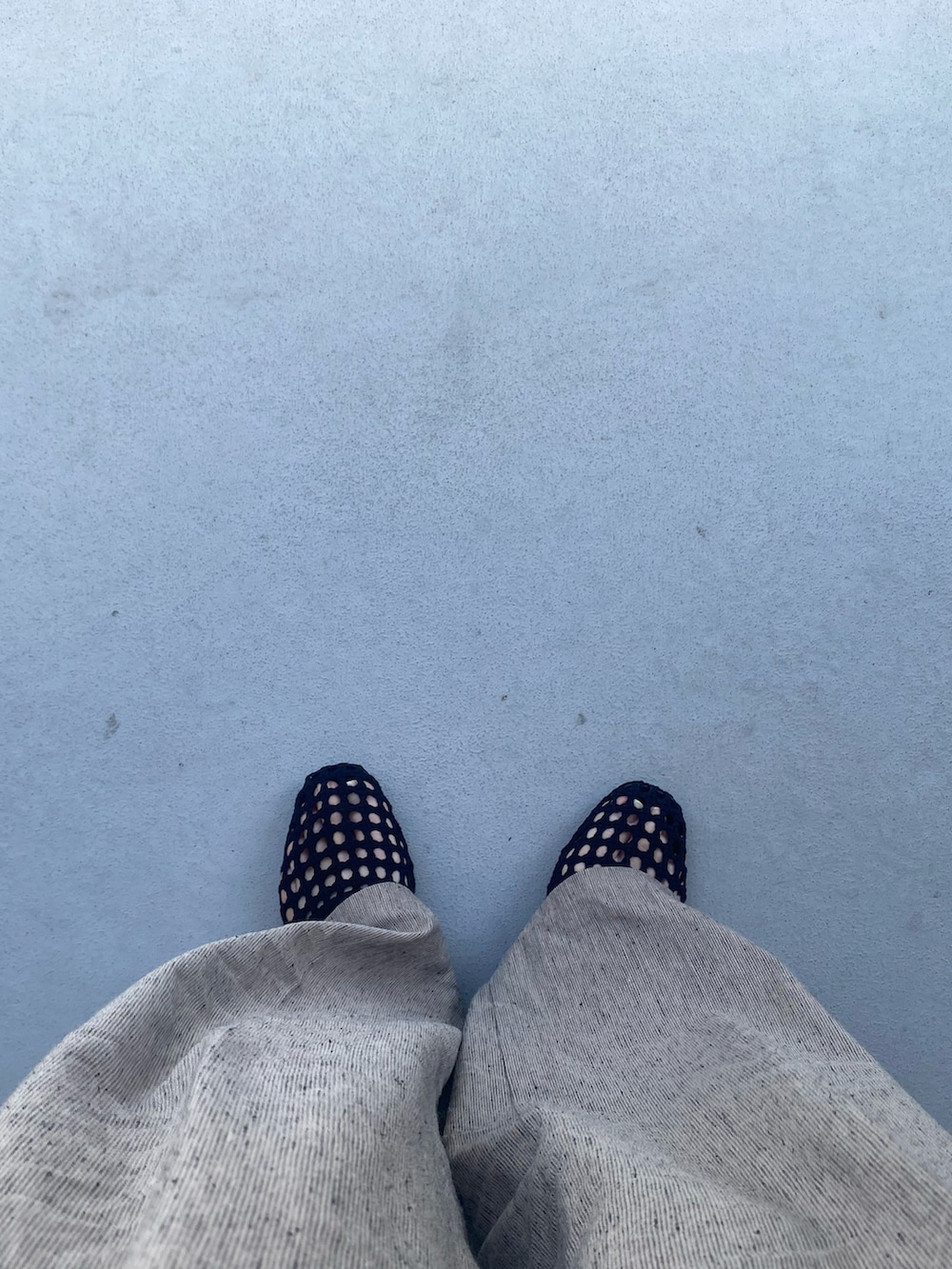 ホワイト系のTシャツ/カットソー、ベージュ系のその他パンツ、ホワイト系のかごバッグを着用したレディースの夏コーディネートの5枚目の写真