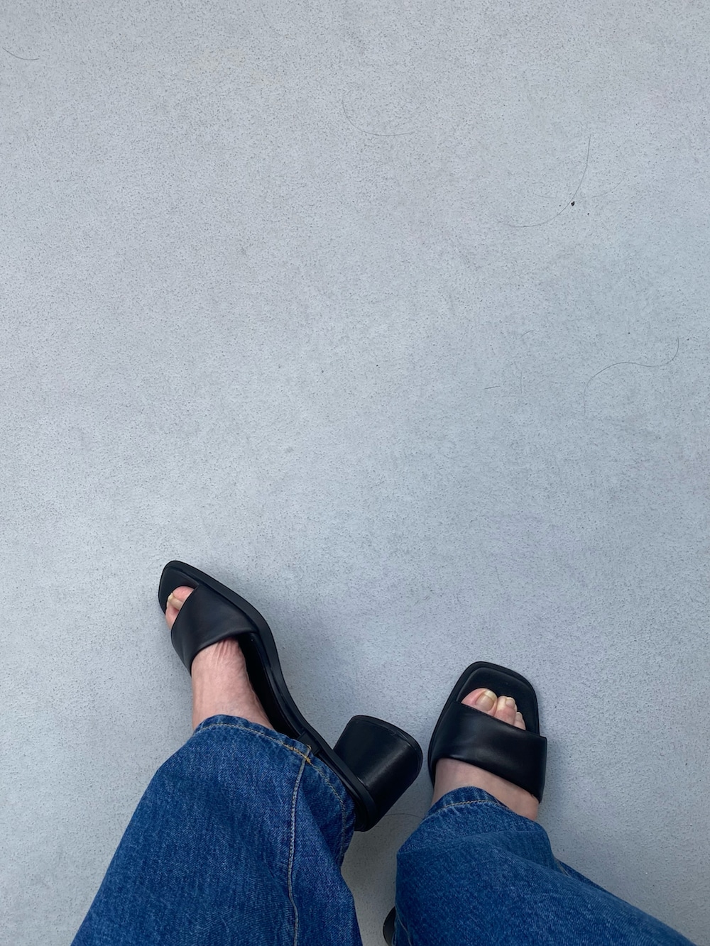 ホワイト系のTシャツ/カットソー、ブラック系のハンドバッグ、ブルー系のデニムパンツを着用したレディースの夏コーディネートの2枚目の写真