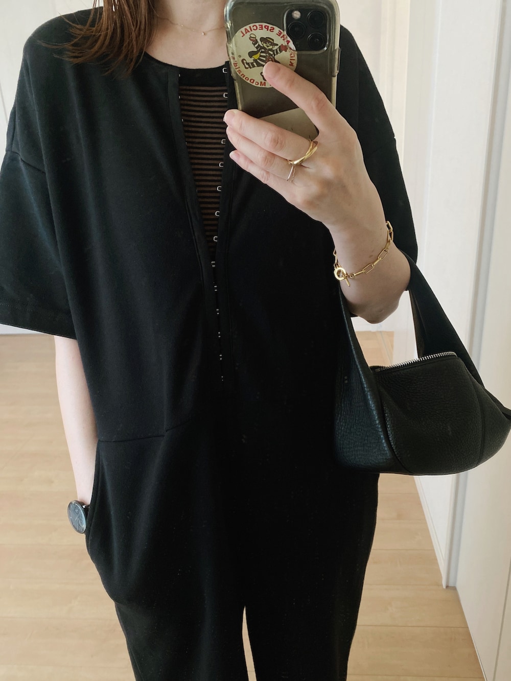 ブラック系のサロペット/オーバーオール、ブラック系のハンドバッグ、ブラック系のサンダルを着用したレディースの夏コーディネートの3枚目の写真