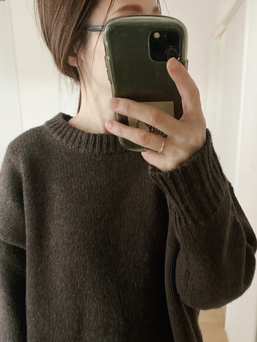 ブラウン系のニット/セーター、グリーン系のカーゴパンツ、ブラック系のモカシン/デッキシューズを着用したレディースの冬コーディネートの3枚目の写真