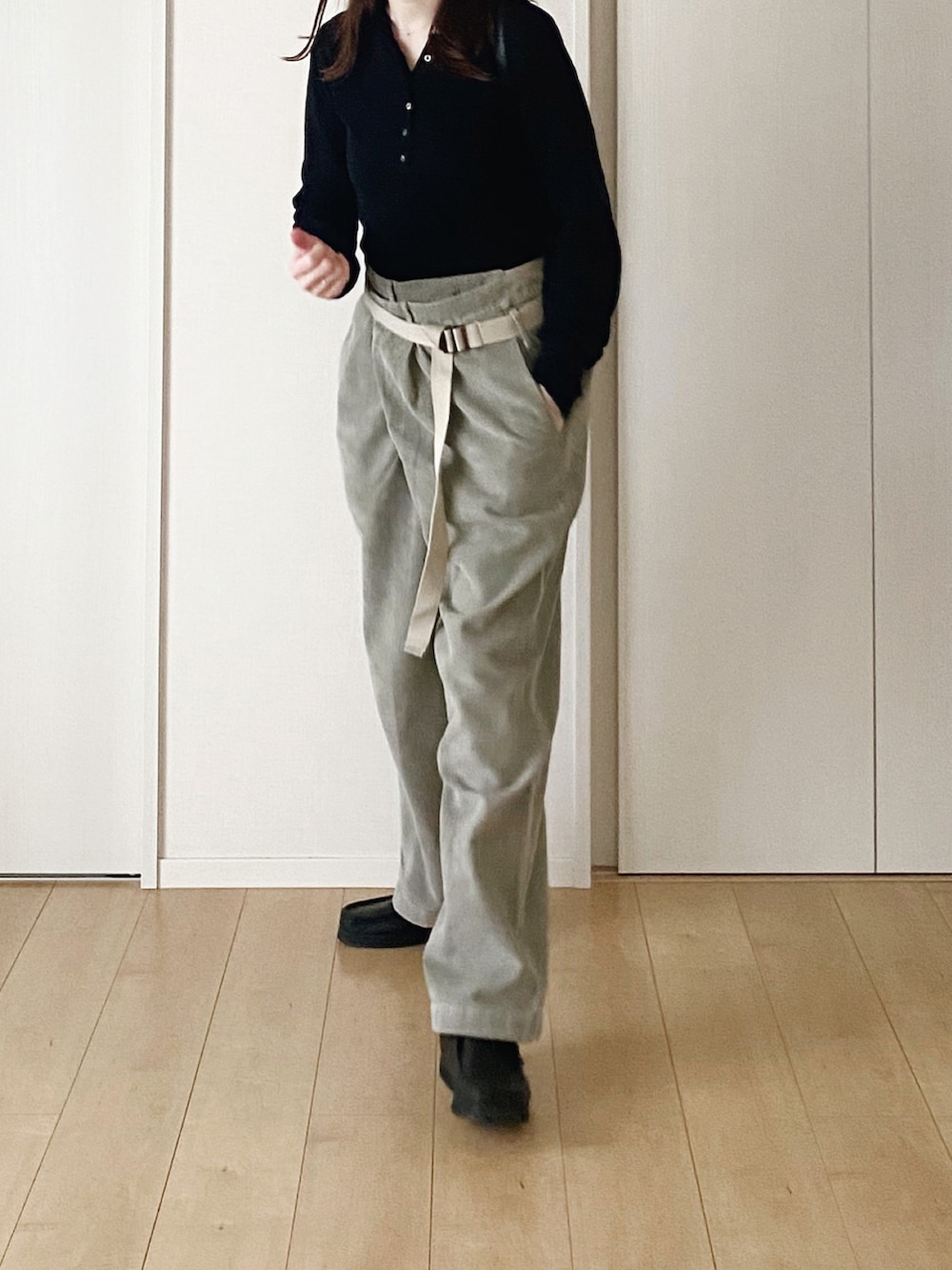 「ショルダーバッグ、コーデュロイパンツ、ヘンリーネック、オトナカジュアル、チノパン、サングラス、メガネ女子、春服コーデ、春コーデ」｜「journal standard L'essageのソフトコットンプルオーバー（ニット/セーター、ブラック系）」を使った、himarisoさん（レディース・164cm）の春コーディネートの3枚目の写真