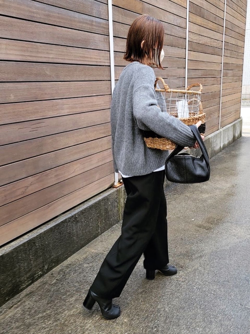 ブラック系のその他アウター、ブラック系のその他パンツ、ブラック系のブーツを着用したレディースの冬コーディネートの2枚目の写真