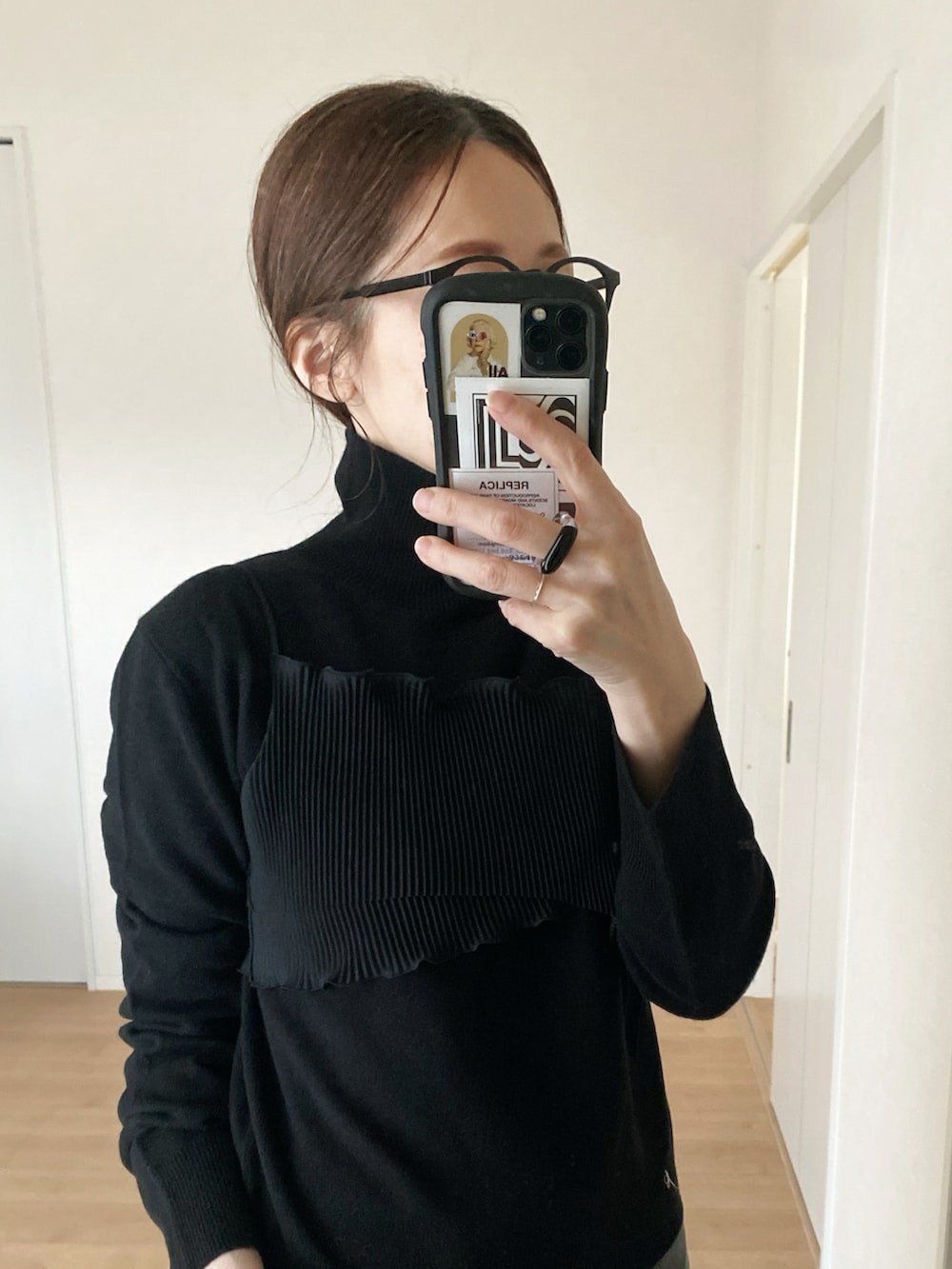 ブラック系のモカシン/デッキシューズ、ブラック系のニット/セーター、ブラック系のキャミソールを着用したレディースの冬コーディネートの4枚目の写真