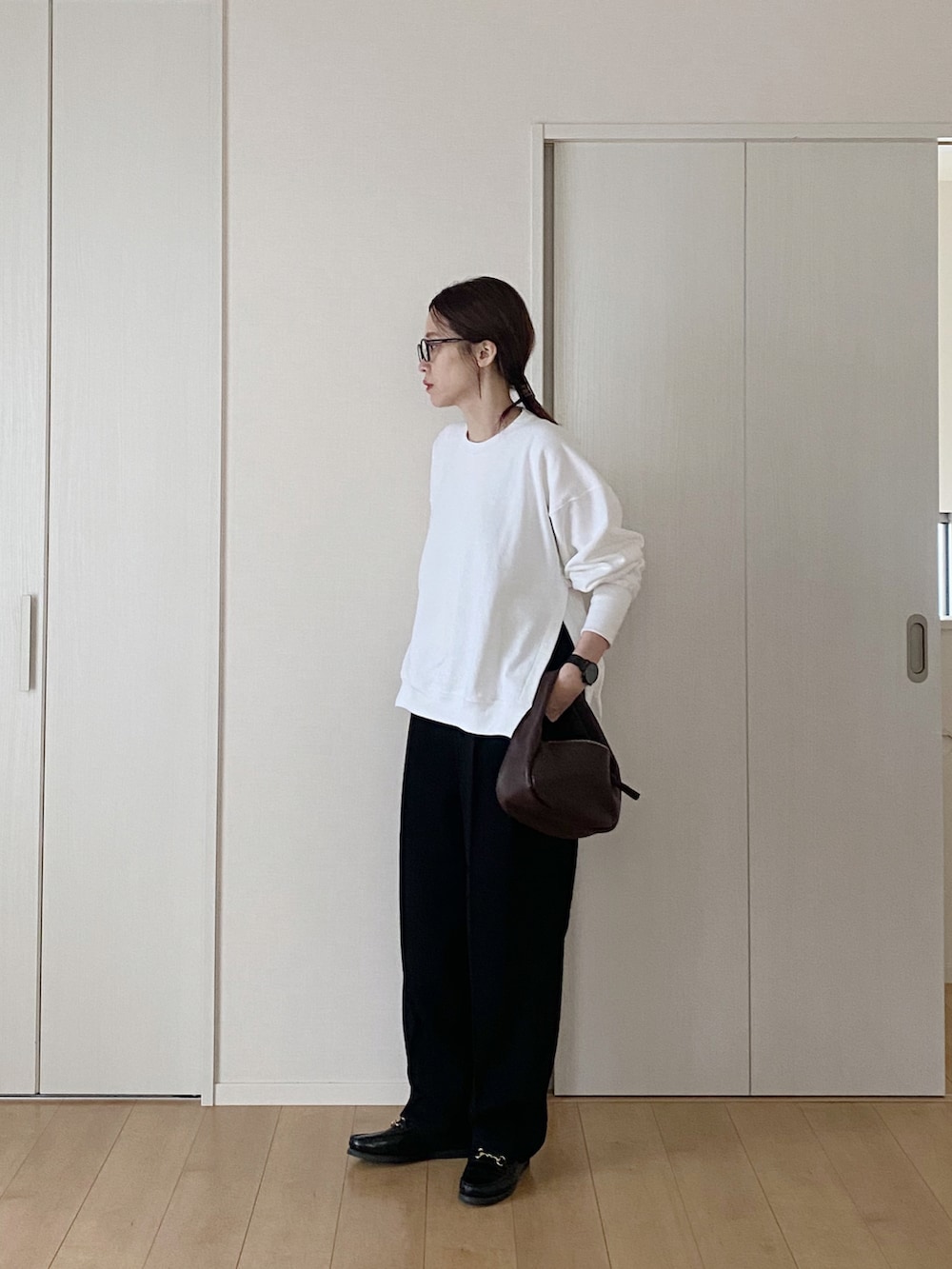 ホワイト系のTシャツ/カットソー、レッド系のハンドバッグ、ブラック系のその他パンツを着用したレディースの秋コーディネートの2枚目の写真