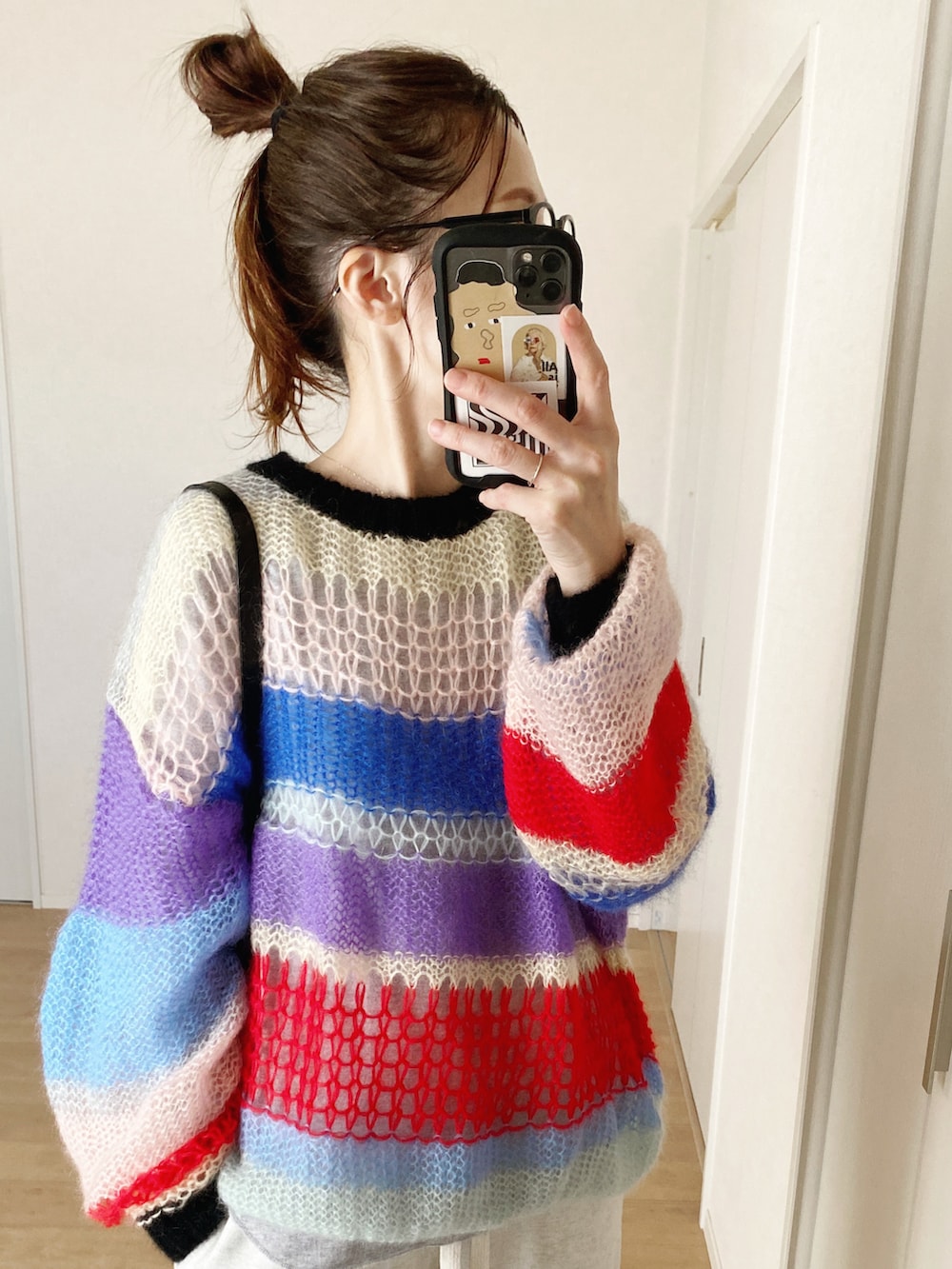 ホワイト系のスウェットパンツ、グレー系のTシャツ/カットソー、ブラック系のハンドバッグを着用したレディースの秋コーディネートの2枚目の写真